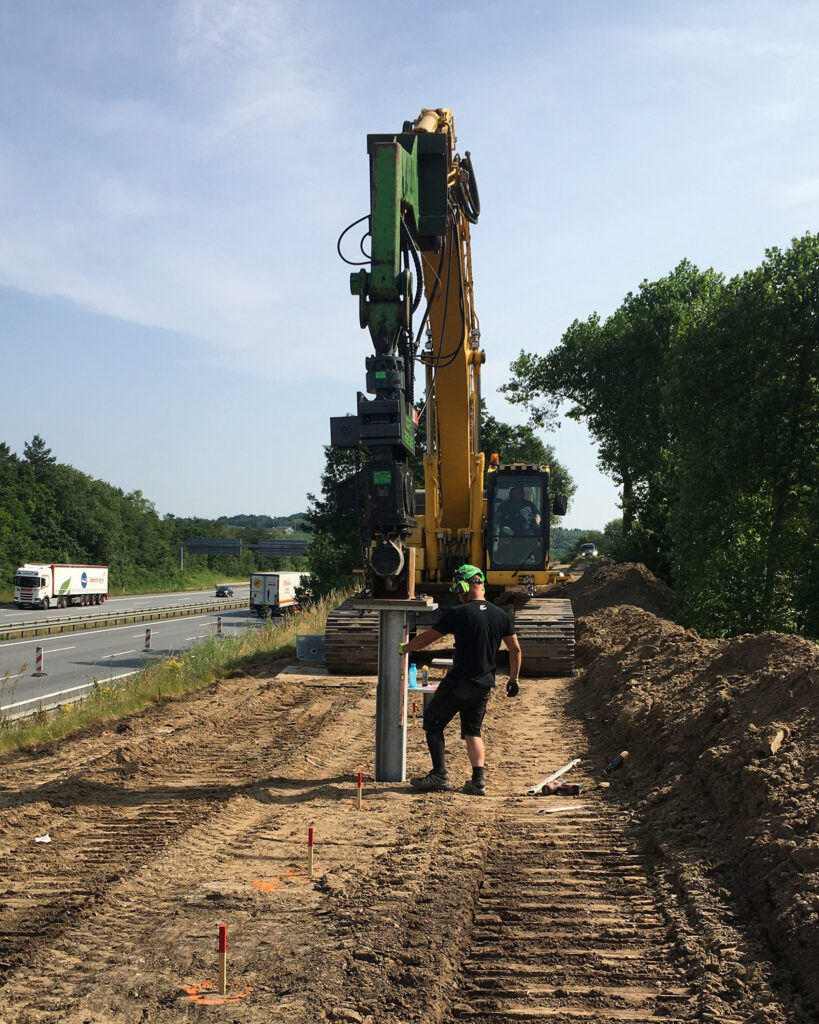 Installation af stålfundament til støjskærm
