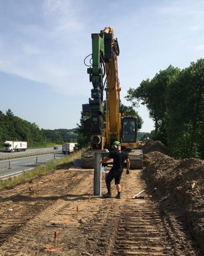 Installation af stålfundament til støjskærm
